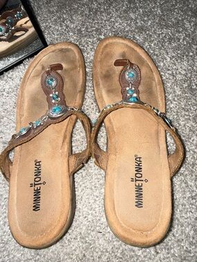 Minnetonka 8 White leather Turquoise Concho Southwestern Thong Sandals